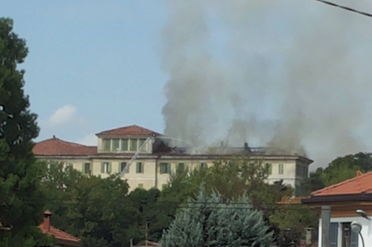Incendio a Villa Traversi (Foto Facebook)