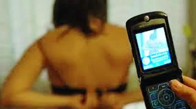 Si spacciava per selezionatore di modelle per chiedere foto erotiche: condannato
