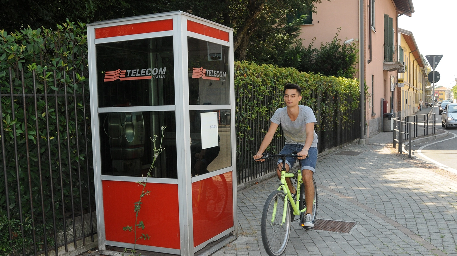 L'ultima cabina telefonica di via Barbara Melzi a Legnano (StudioSally)