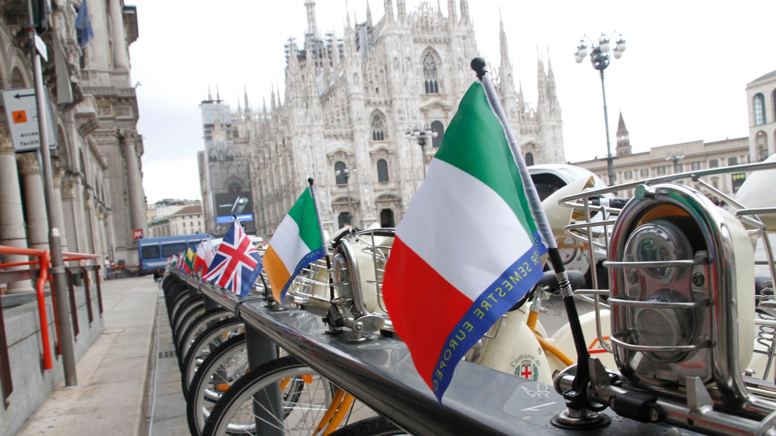 Le bici del BikeMi si vestono con le bandiere dei 28 Paesi dell'Unione Europea