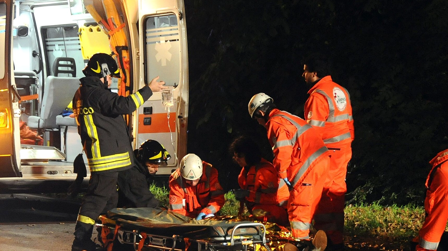 Ambulanza presta soccorsi a un ferito (foto repertorio - Cusa)