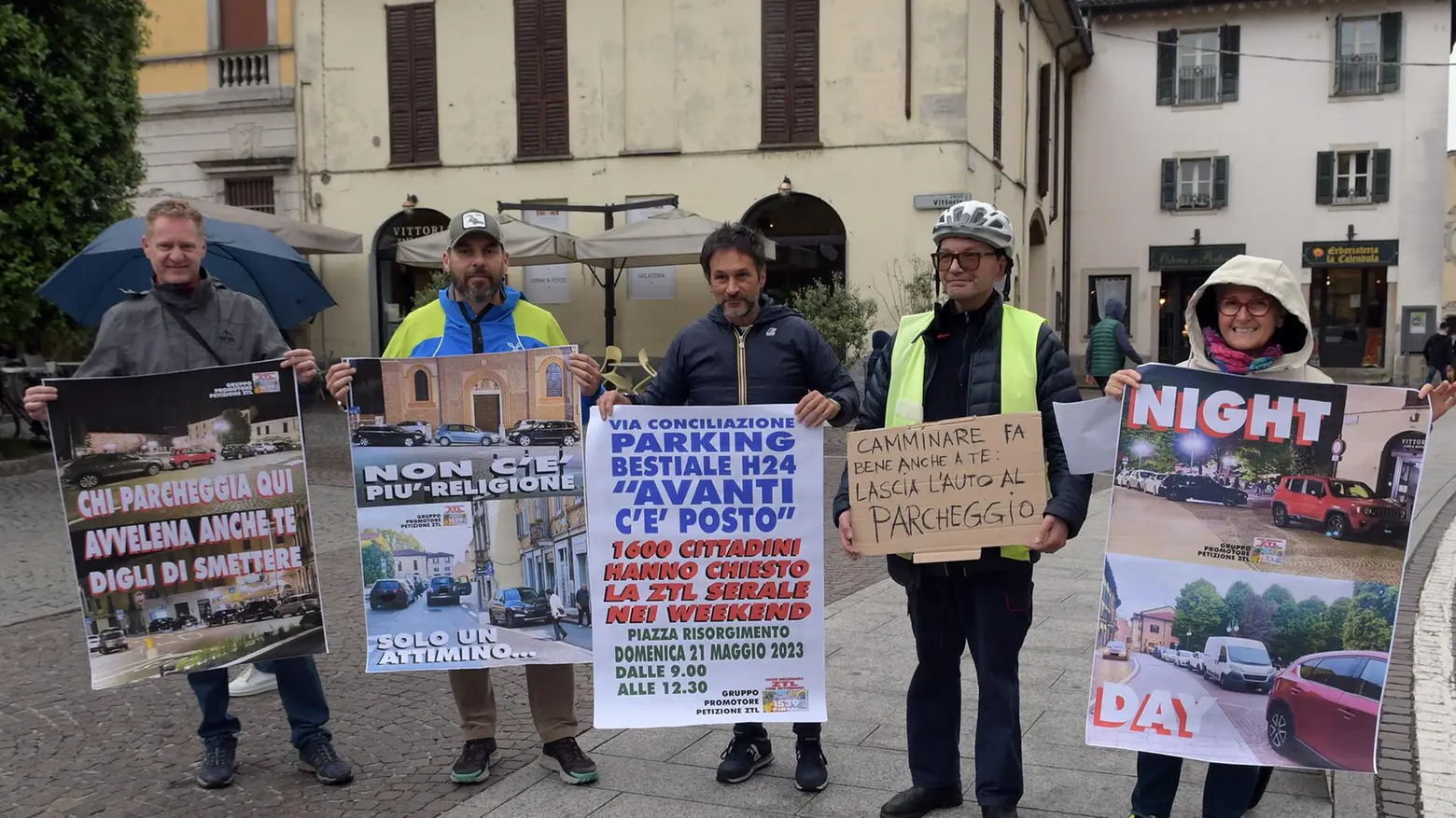 Automobilisti incivili "Basta parcheggi selvaggi Rispetto per ciclisti e pedoni" Automobilisti incivili "Basta parcheggi selvaggi Rispetto per ciclisti e pedoni"