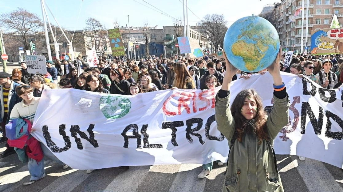 Tutti di corsa per il clima. In campo prof e studenti Tutti di corsa per il clima. In campo prof e studenti