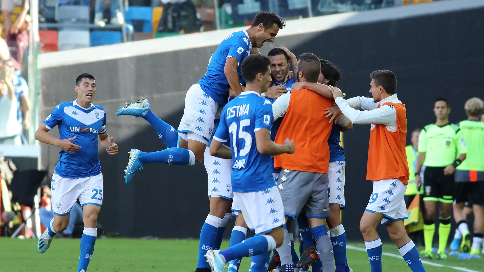 Il Brescia esulta per il gol di Romulo