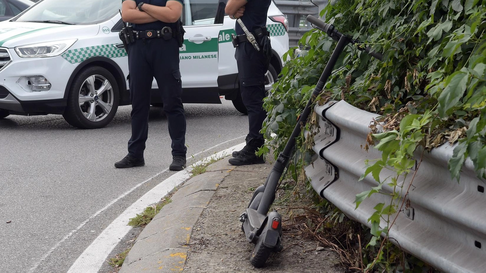 In due sul monopattino contromano scontro con un’automobile: feriti In due sul monopattino contromano scontro con un’automobile: feriti