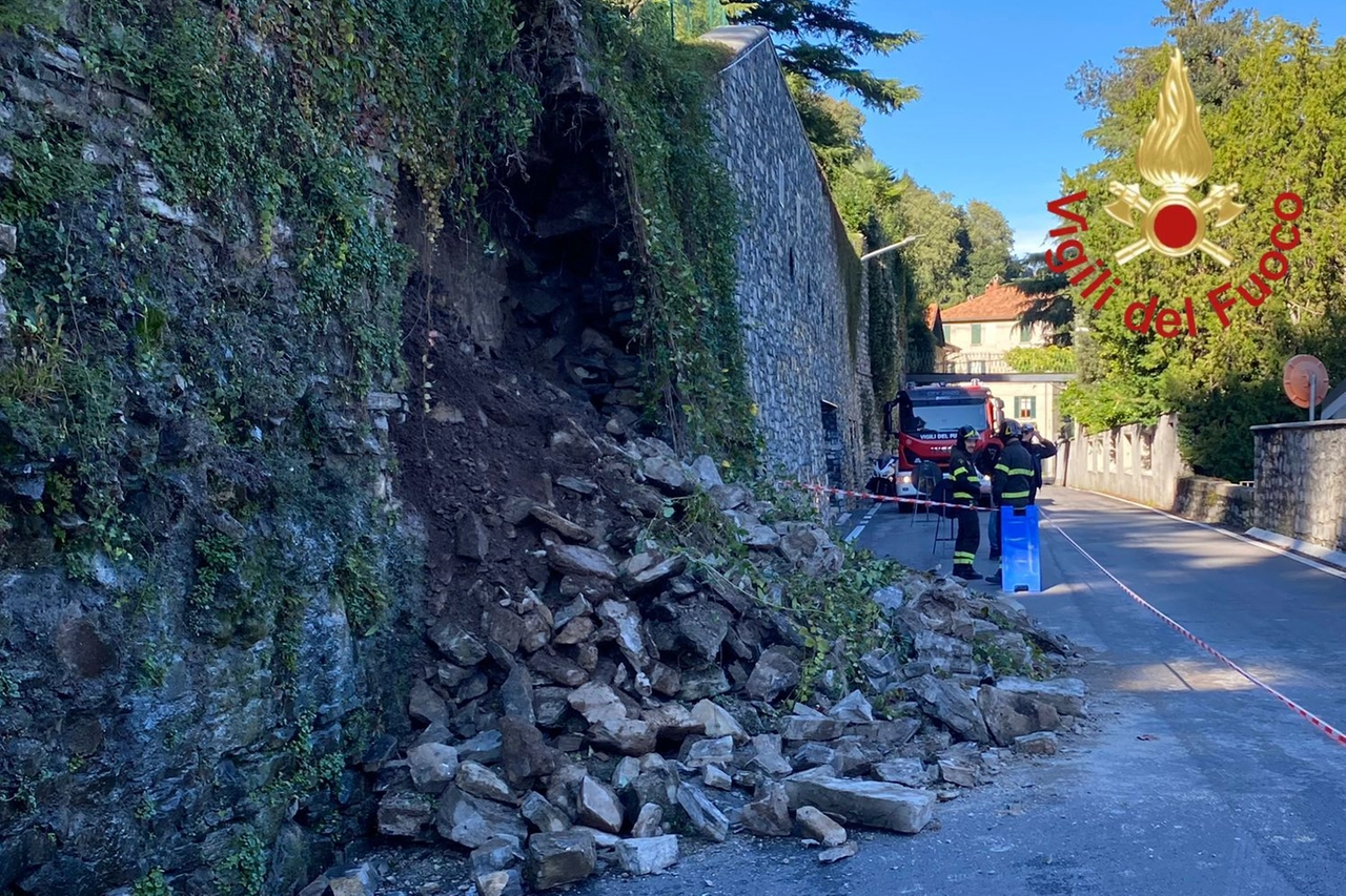 I vigili del fuoco impegnati nella verifica dello smottamento di Laglio