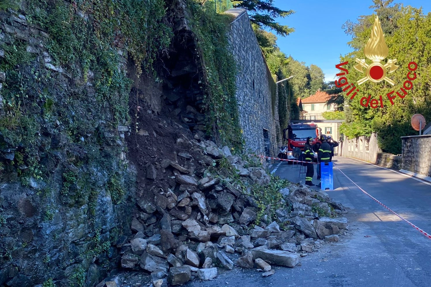 I vigili del fuoco impegnati nella verifica dello smottamento di Laglio