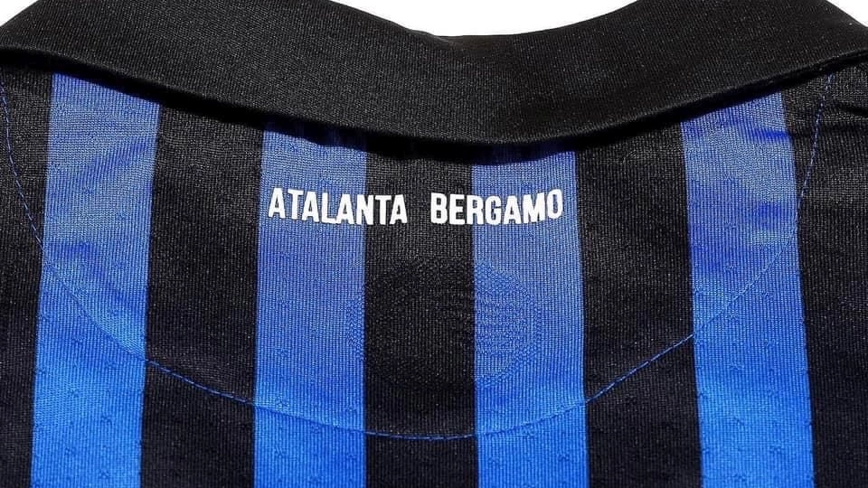 La maglia dell'Atalanta con l'omaggio a Bergamo