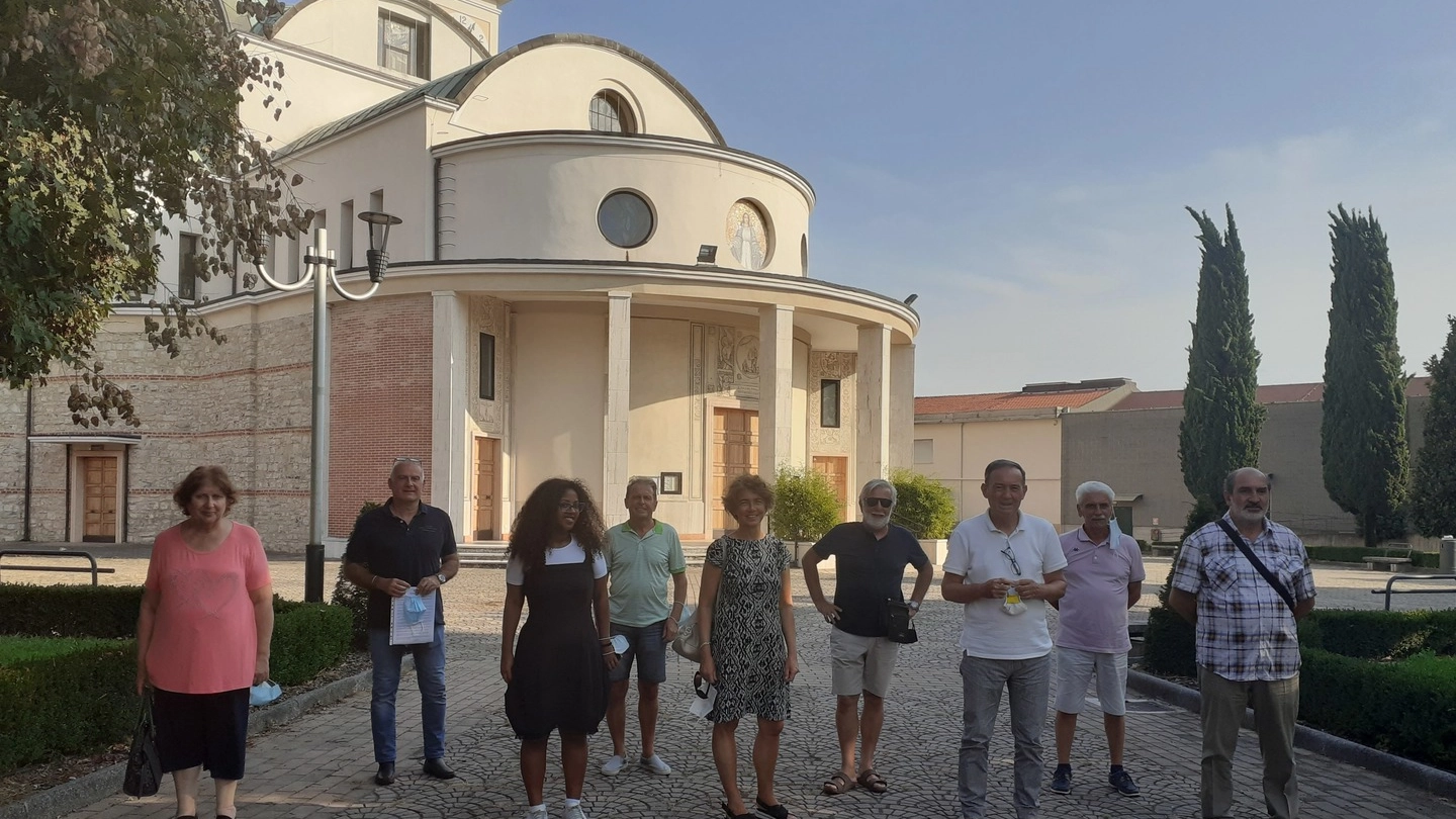 Attivisti e amministratori si sono ritrovati sul sagrato della chiesa del quartiere