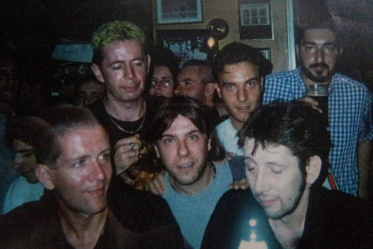 Un documento storico: Shane Mac Gowan, cantante dei Pogues, al bancone del pub di via Salmini