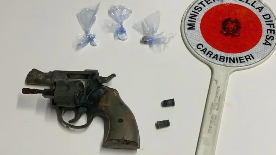 La rivoltella e la droga sequestrate La rivoltella e la droga sequestrate