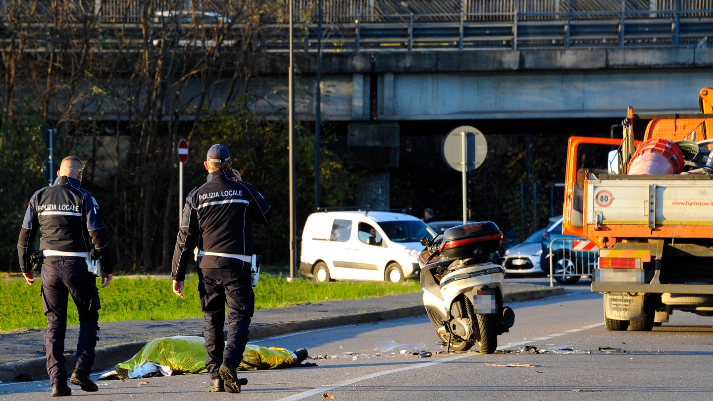 L'incidente mortale fra moto e mezzo pesante a Settimo Milanese