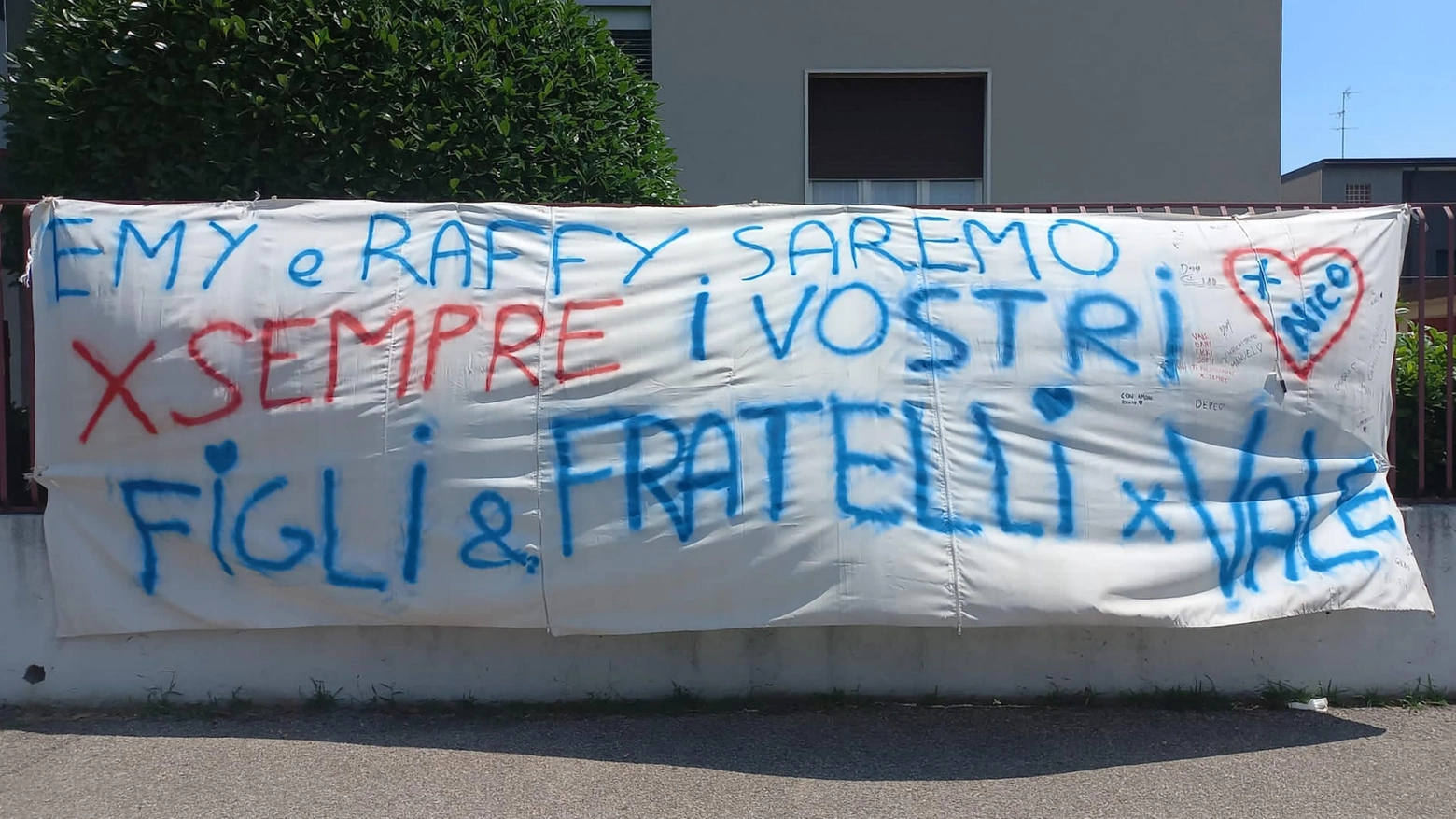"Saremo i vostri figli" Messaggio alla famiglia Una scritta sulla casa dove viveva Valentino "Saremo i vostri figli" Messaggio alla famiglia Una scritta sulla casa dove viveva Valentino