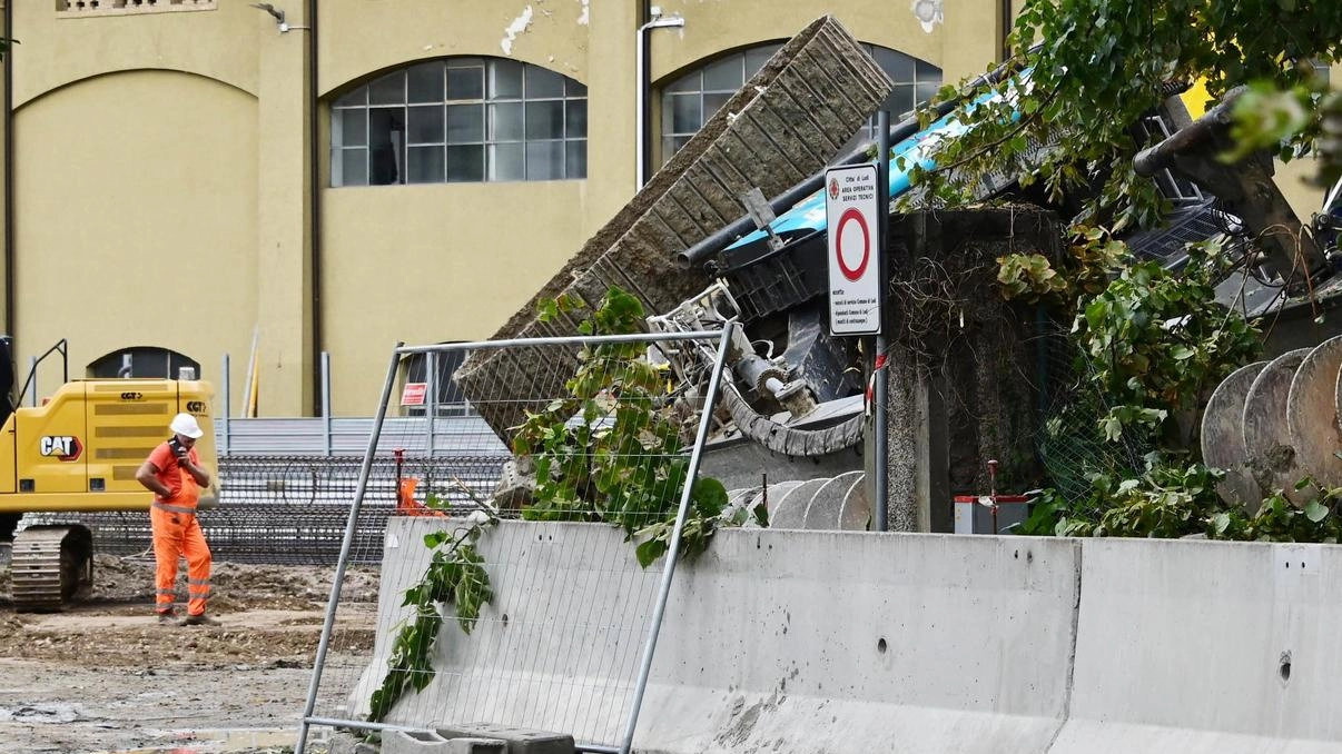 Grandi manovre a Lodi per risollevare la trivella crollata
Grandi manovre a Lodi per risollevare la trivella crollata