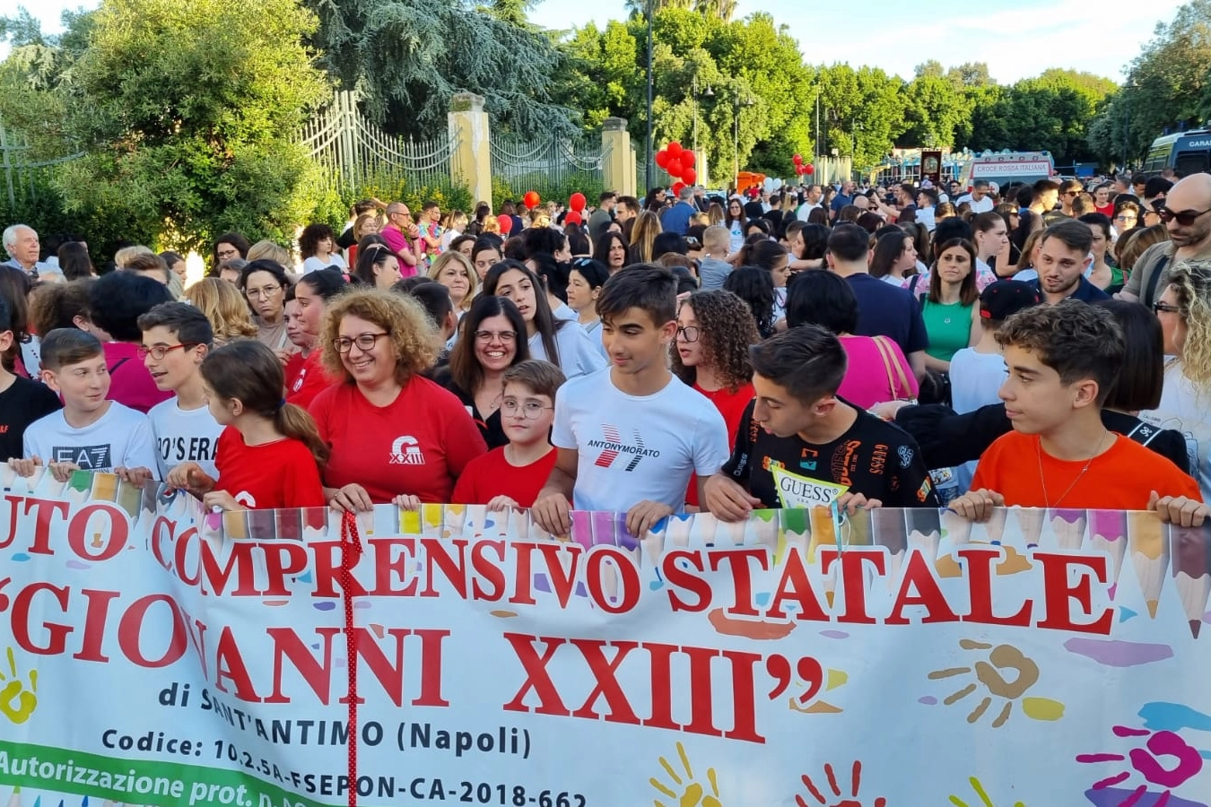  --FEMMINICIDIO. MIGLIAIA IN CORTEO PER GIULIA NELLA 'SUA' SANT'ANTIMO /FOTO PALLONCINI ROSSI E FIACCOLE PER LA DONNA UCCISA A SENAGO(FOTO 4 di 9)