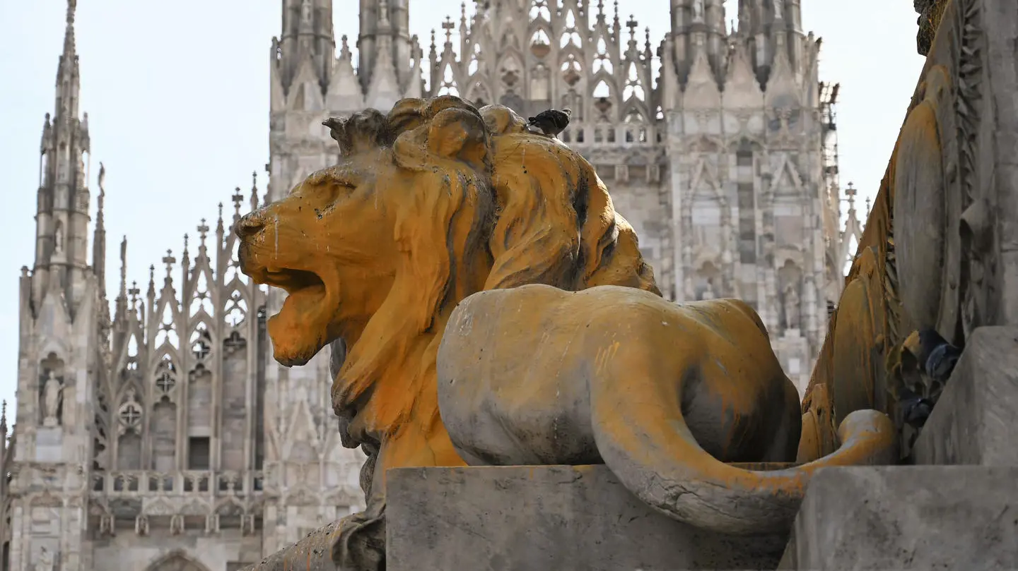 Il monumento dedicato a Vittorio Emanuele II imbrattato dagli attivisti di Ultima Generazione