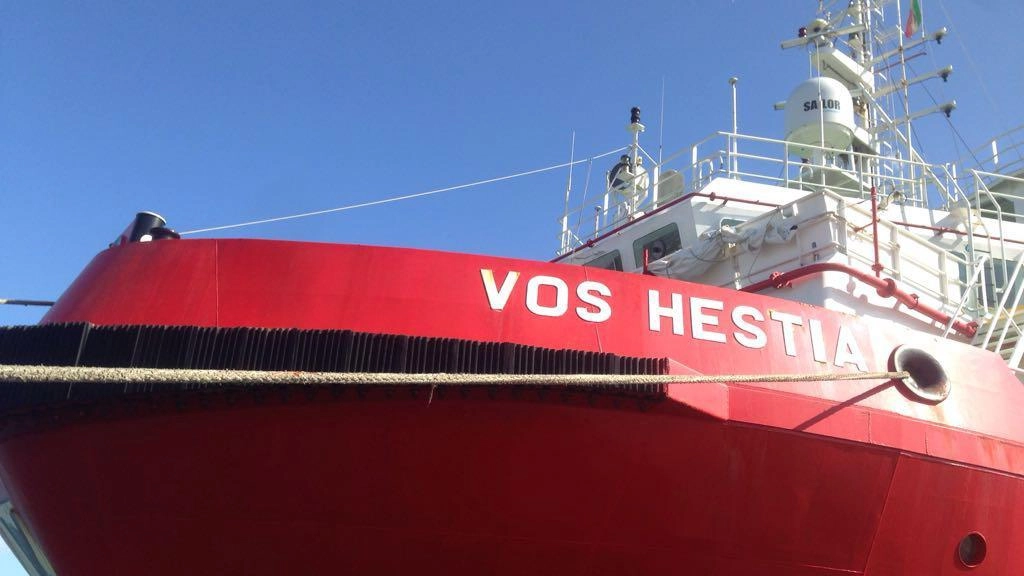 Perquisizioni a bordo della nave Vos Hestia di Save the children - Ansa