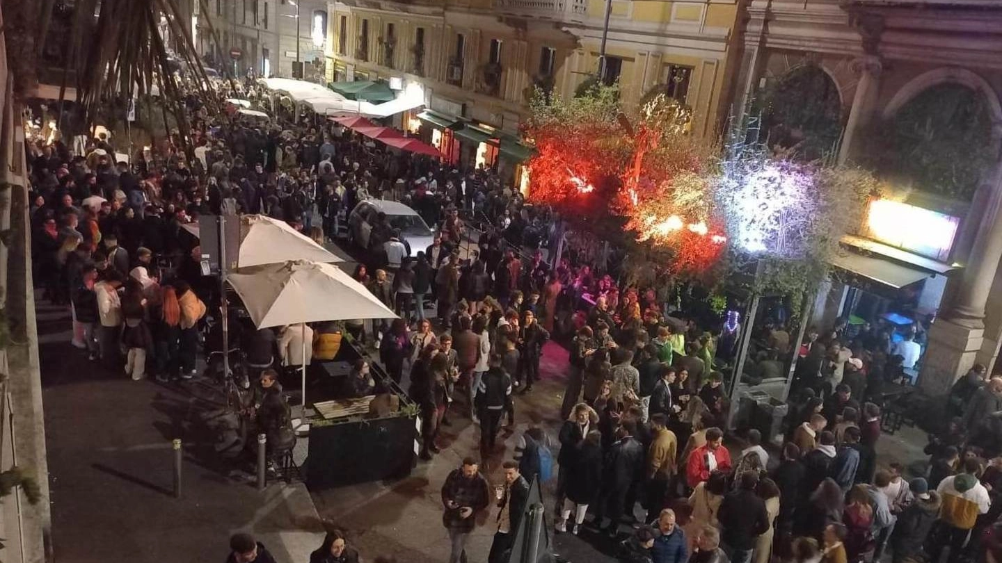 La folla in strada immortalata dall’alto nel quartiere Porta Venezia
