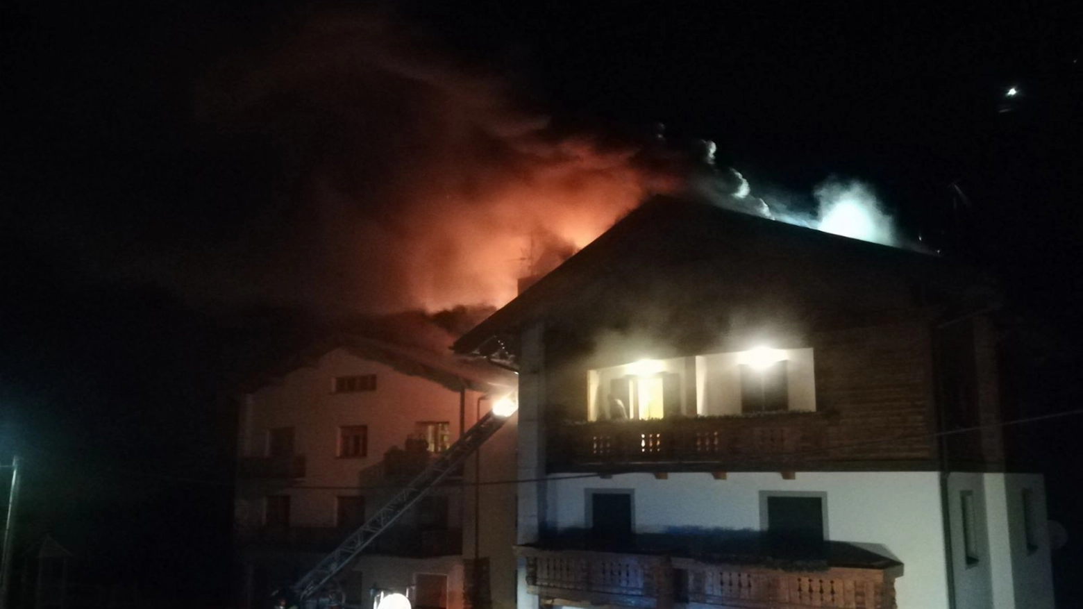 La casa in fiamme a San Nicolò in Valfurva