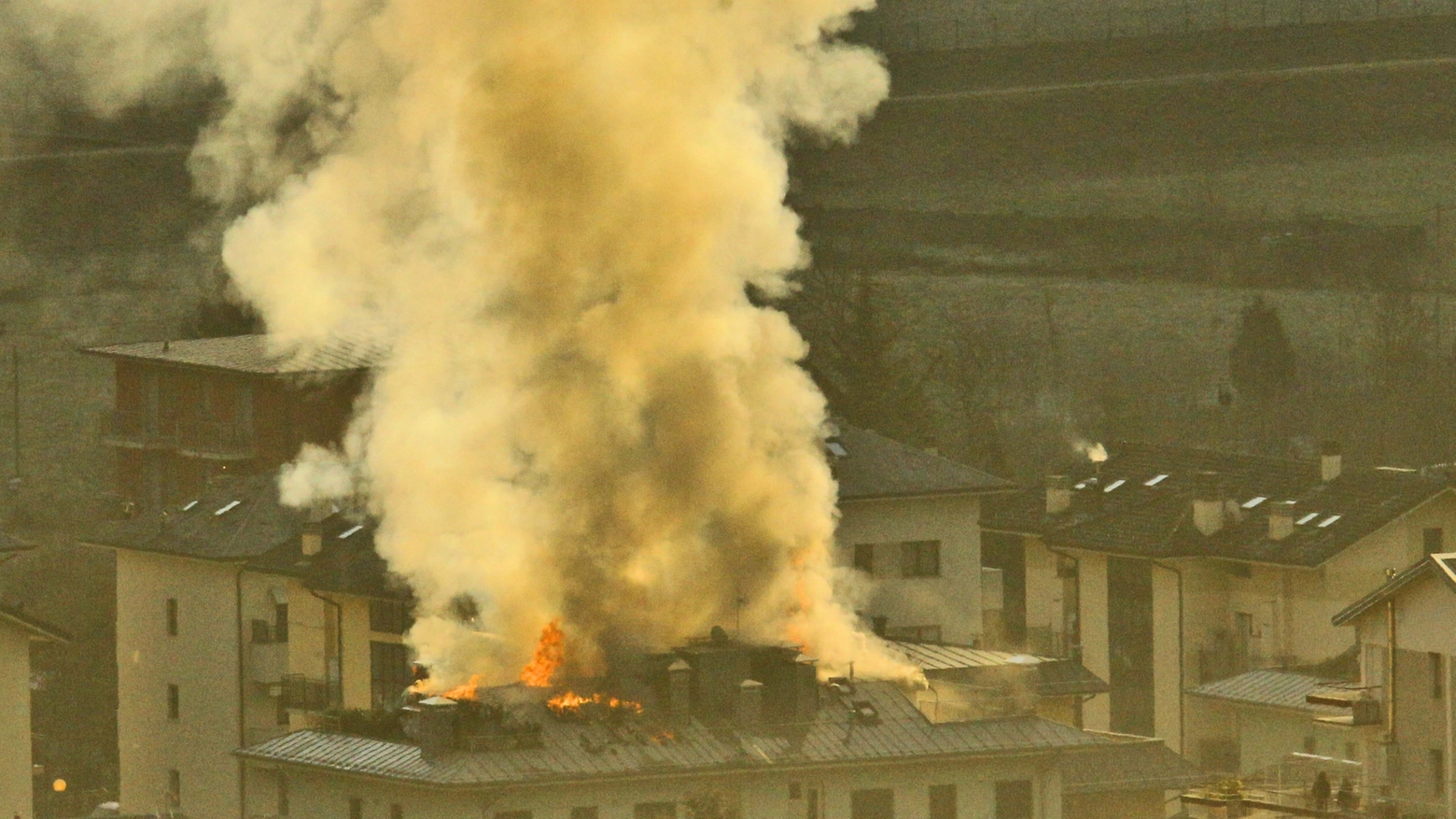 Sondrio, spaventoso incendio in città: palazzo a fuoco in via Brigata Orobica