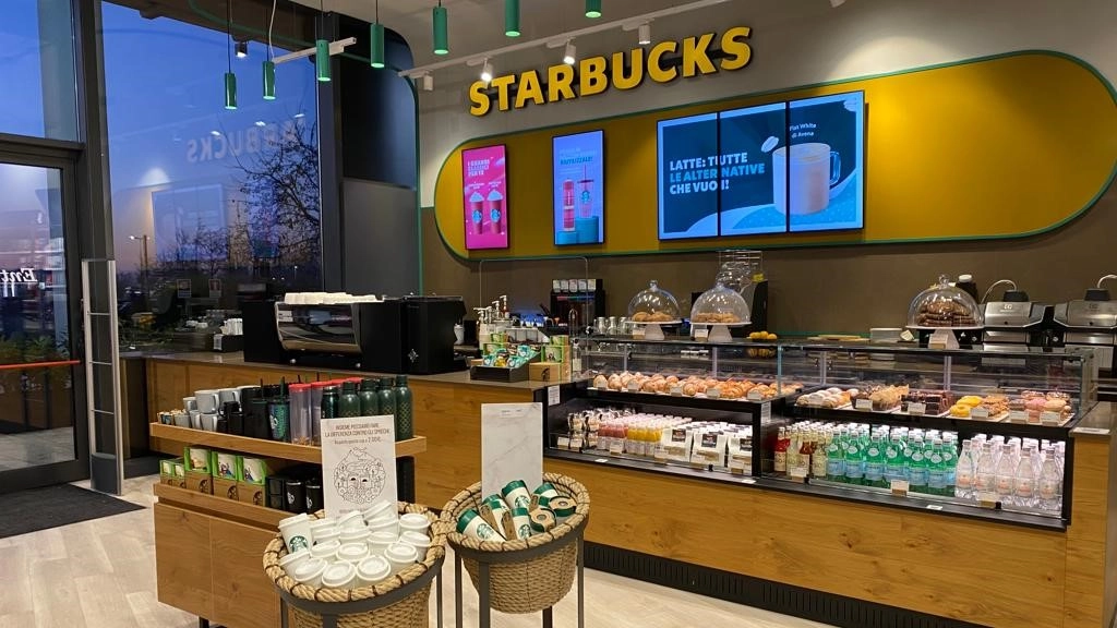L'interno del nuovo Starbucks di Arese