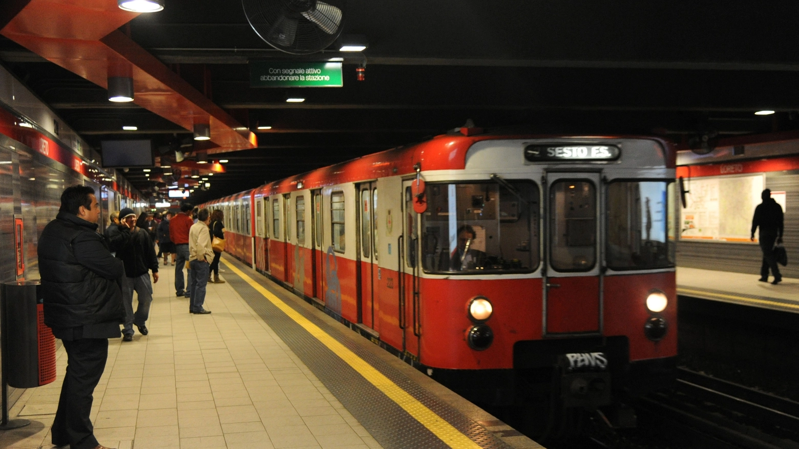 La metropolitana rossa, linea 1, di Milano
