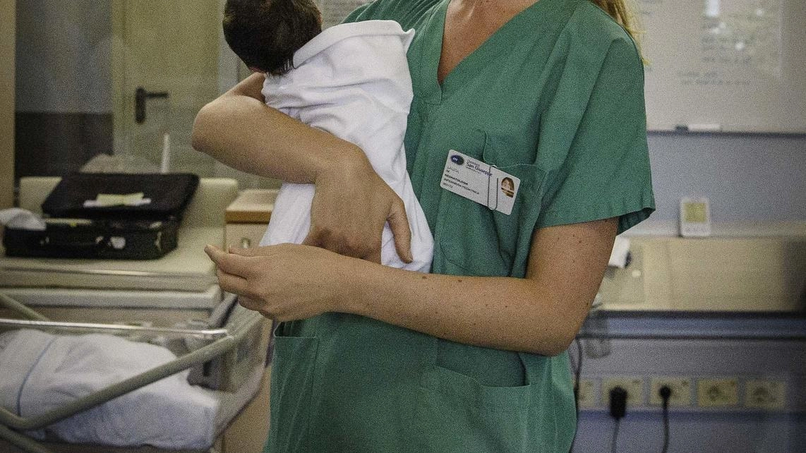 Trauma cranico a sei mesi: "Buttata a terra dal papà mentre litigava con la moglie" Trauma cranico a sei mesi: "Buttata a terra dal papà mentre litigava con la moglie"