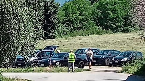 Parcheggio abusivo a Merone: "Nessuno controlla?"
Parcheggio abusivo a Merone: "Nessuno controlla?"