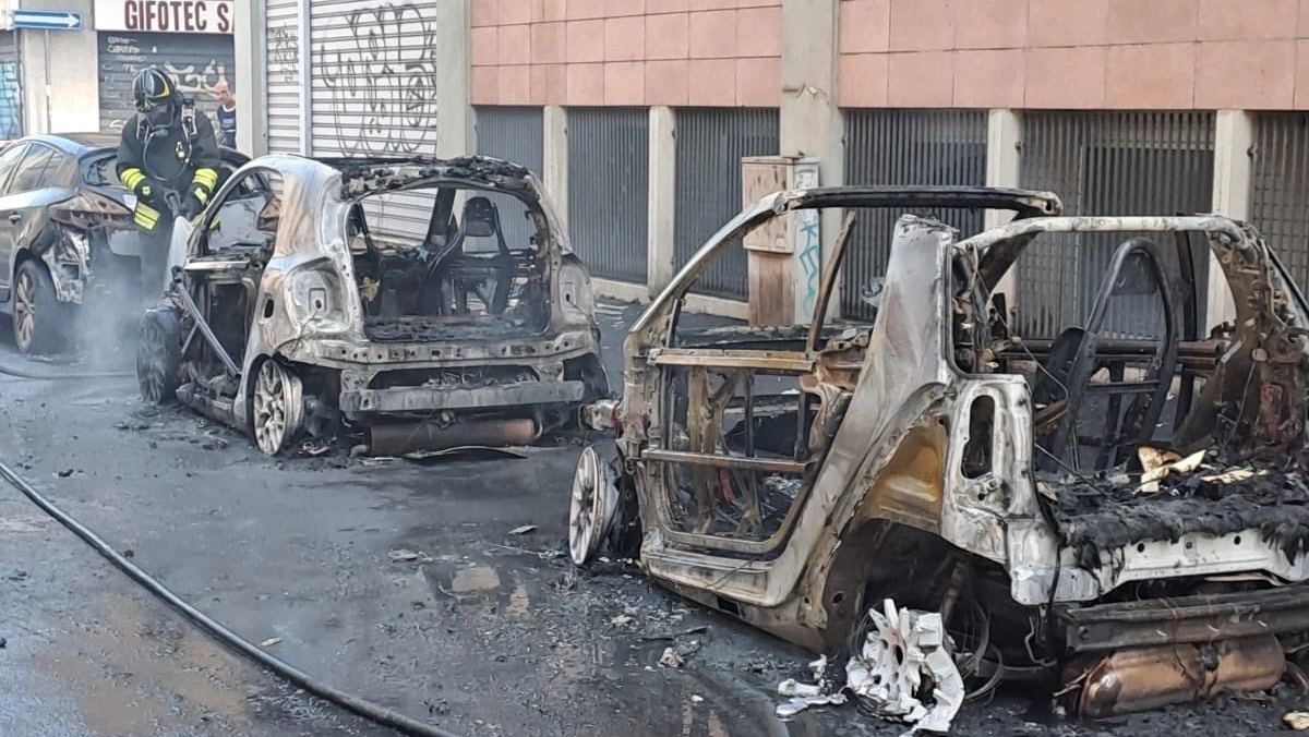 Auto incendiate in via Meucci (Foto vigili del fuoco)