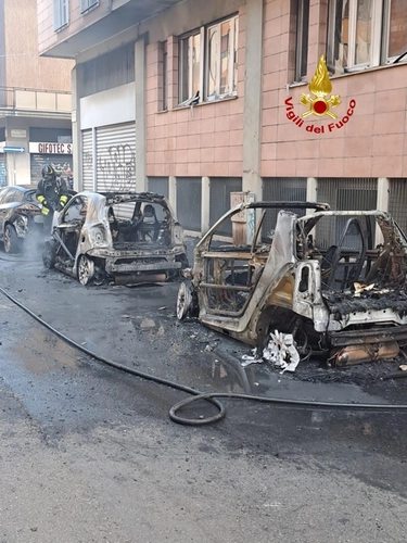 Incendio in via Meucci, due auto distrutte dalle fiamme. Danneggiate anche altre vetture e la facciata di un palazzo