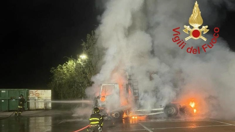 Uno dei camion in fiamme Uno dei camion in fiamme