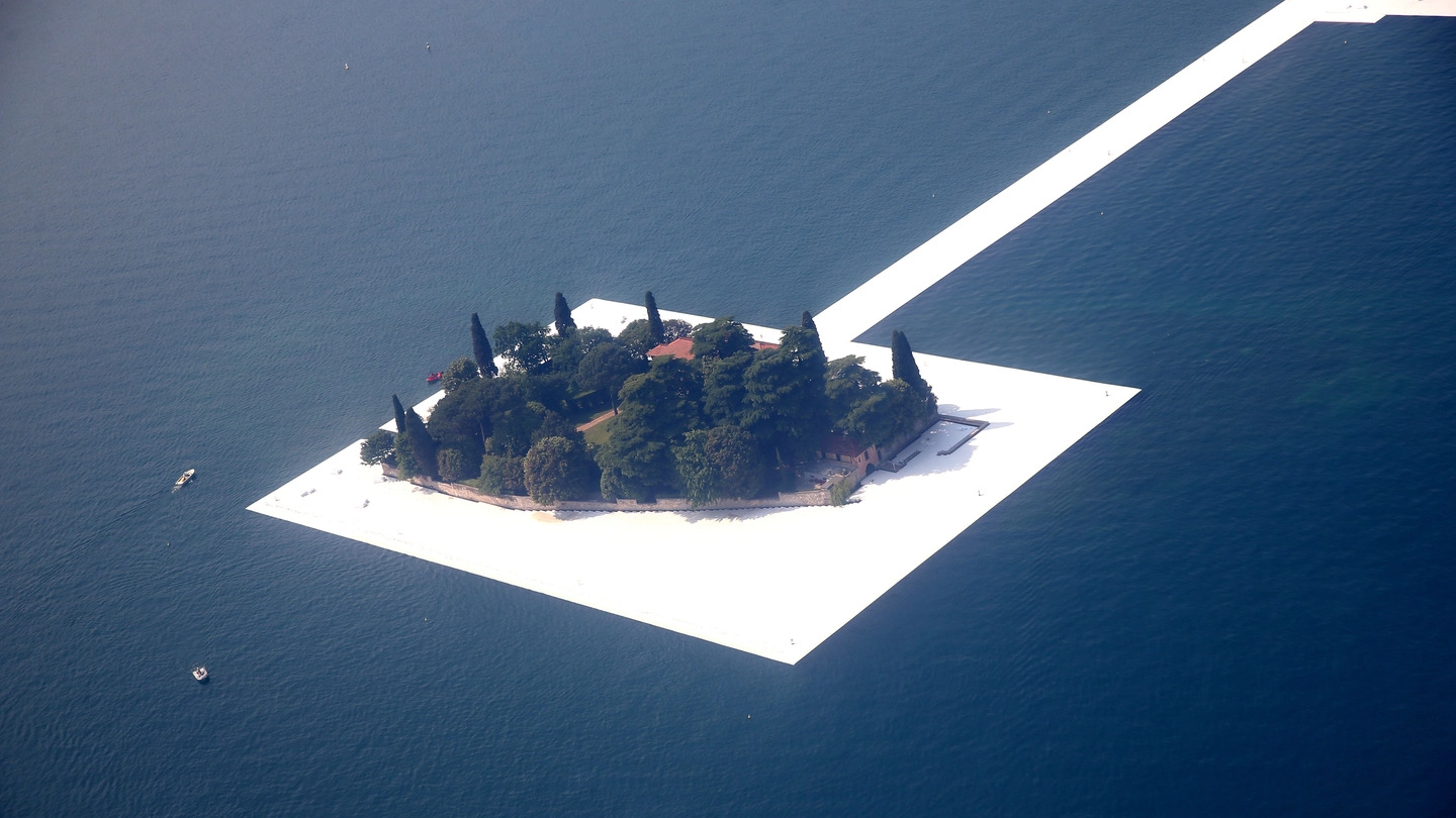Uno scatto aereo dell’isola di San Paolo circondata dalla passerella galleggiante di Christo L’operà aprirà il 18 giugno (Fotolive)