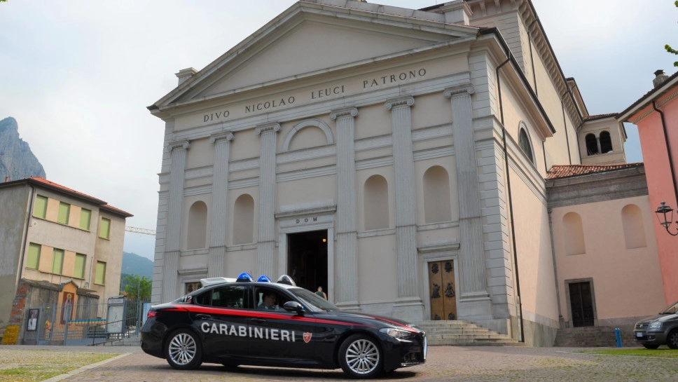 I carabinieri sul sagrato della basilica di San Nicolò a Lecco I carabinieri sul sagrato della basilica di San Nicolò a Lecco