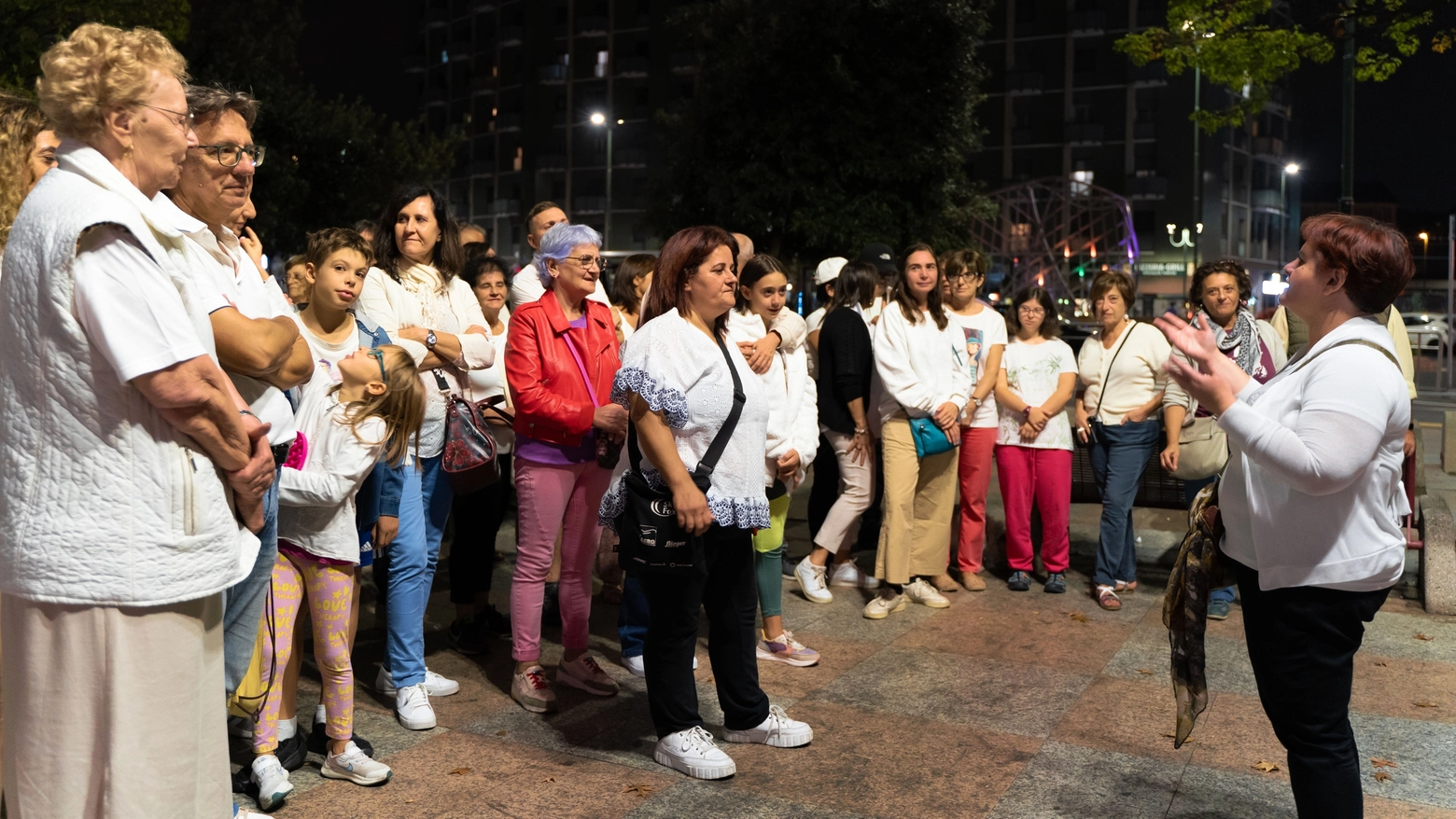 La manifestazione dei residenti in piazza Trento Trieste a Sesto San Giovanni (Ansa/Yuri Laudadio)