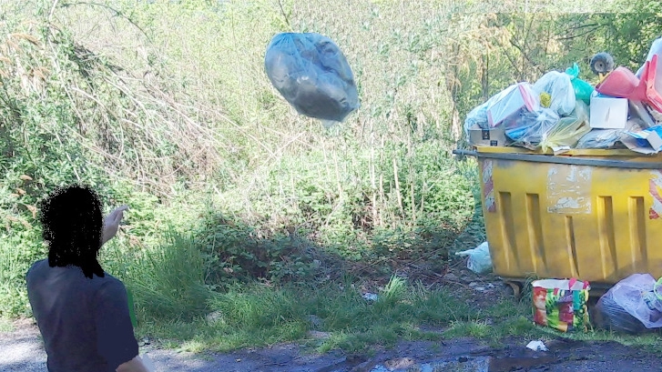Un incivile fotografato mentre abbandona rifiuti a Colico