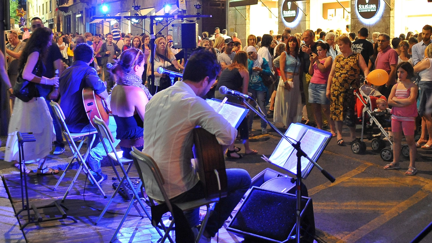 Musica e danza in centro durante un recente evento serale estivo