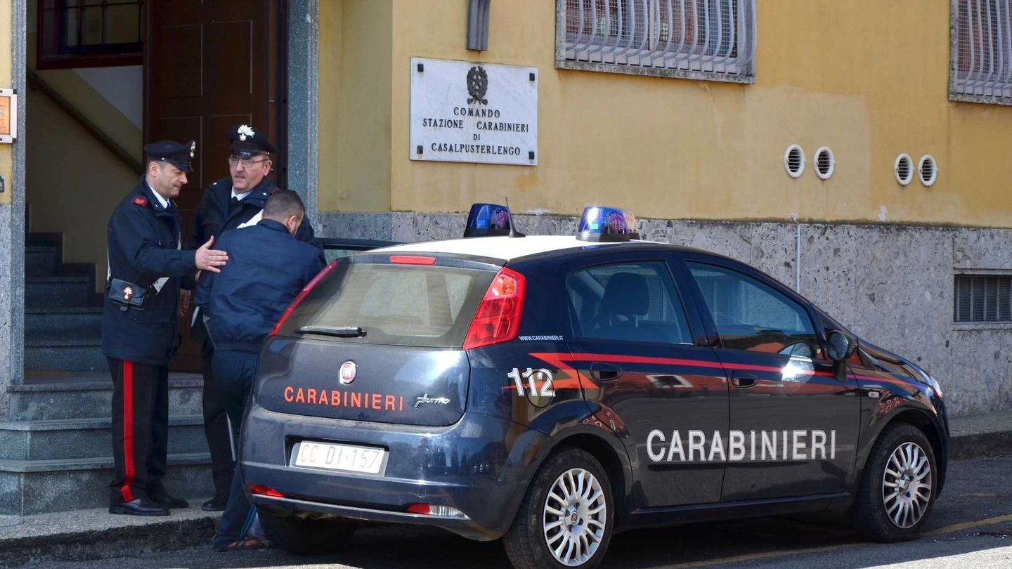 Carabinieri davanti alla caserma di Casalpusterlengo