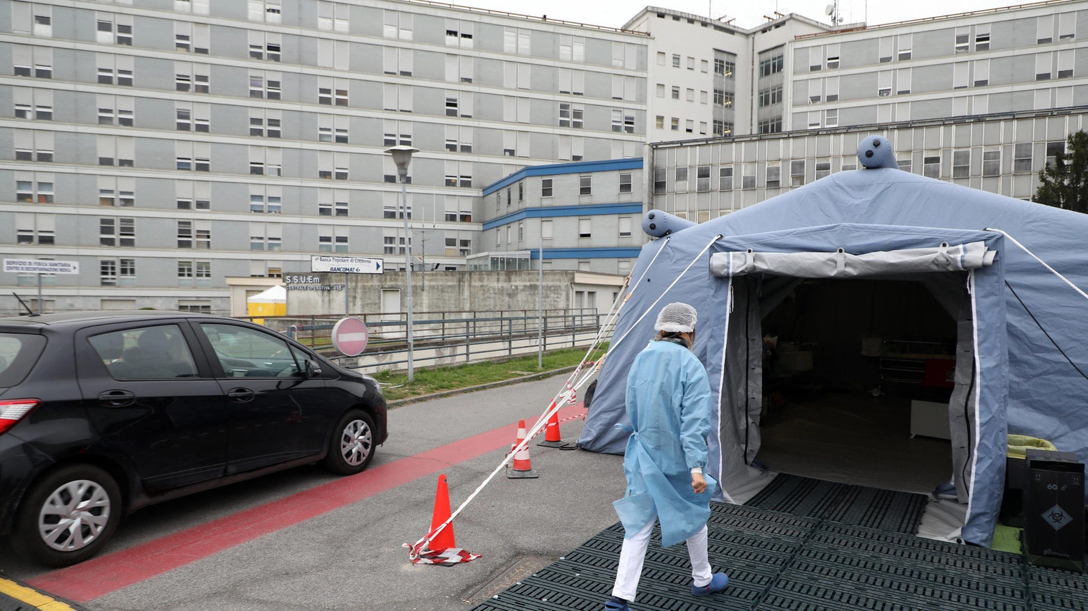 Un'infermiera al lavoro nella tenda allestita nel piazzale antistante l'ospedale 