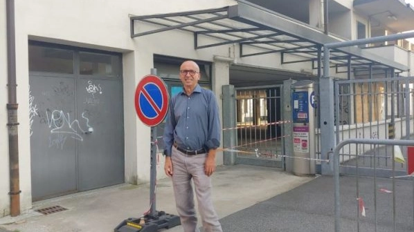 L’assessore Giuseppe Borgonovo davanti al parcheggio vandalizzato