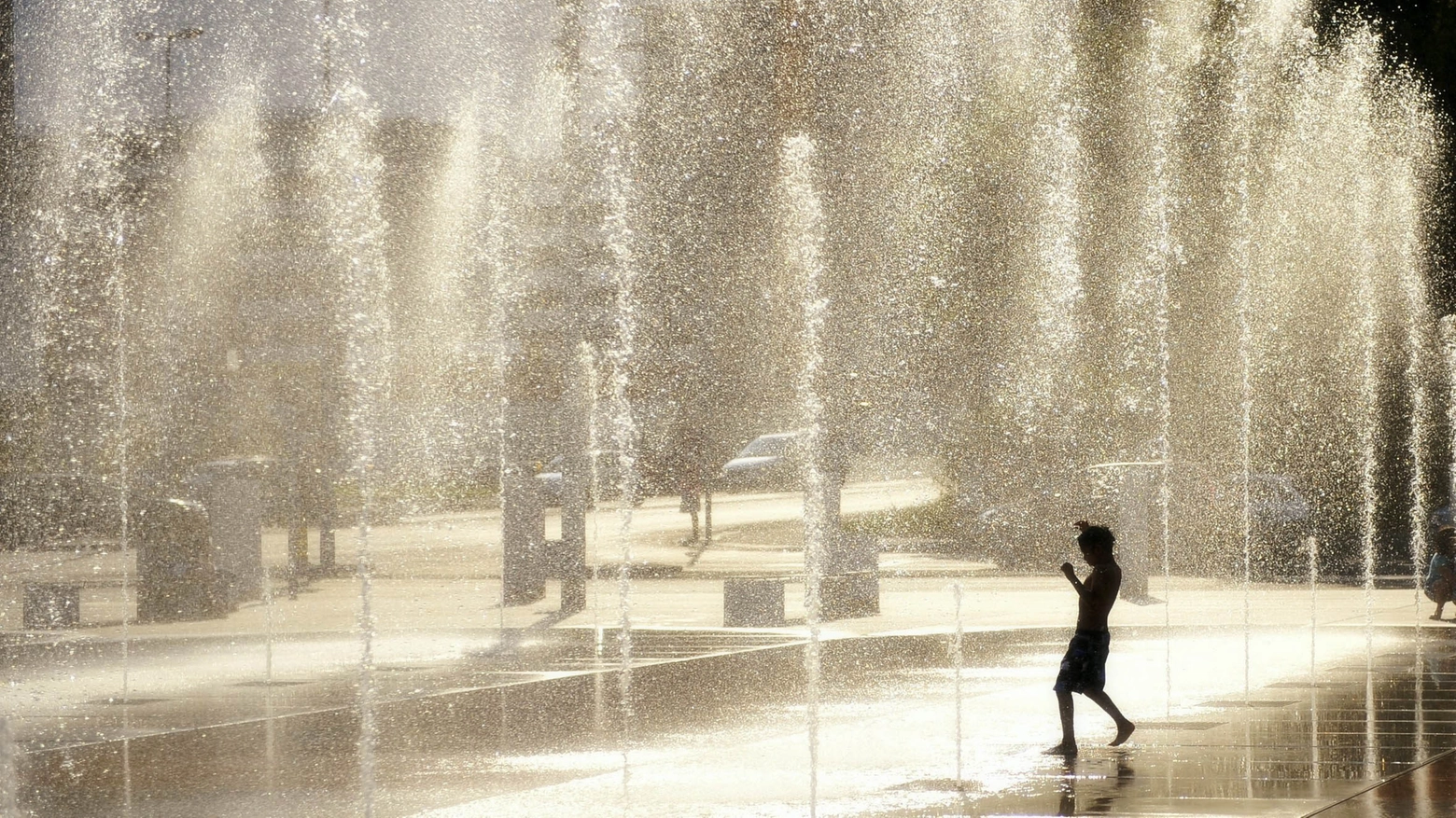 La ‘Heat storm’ sarà più elevata rispetto alle due precedenti ondate di calore di quest’estate rovente. In Lombardia allarme per raggi ultravioletti, inquinanti e per i ‘disagi da calore forti’. Sulle alpi niente zero termico