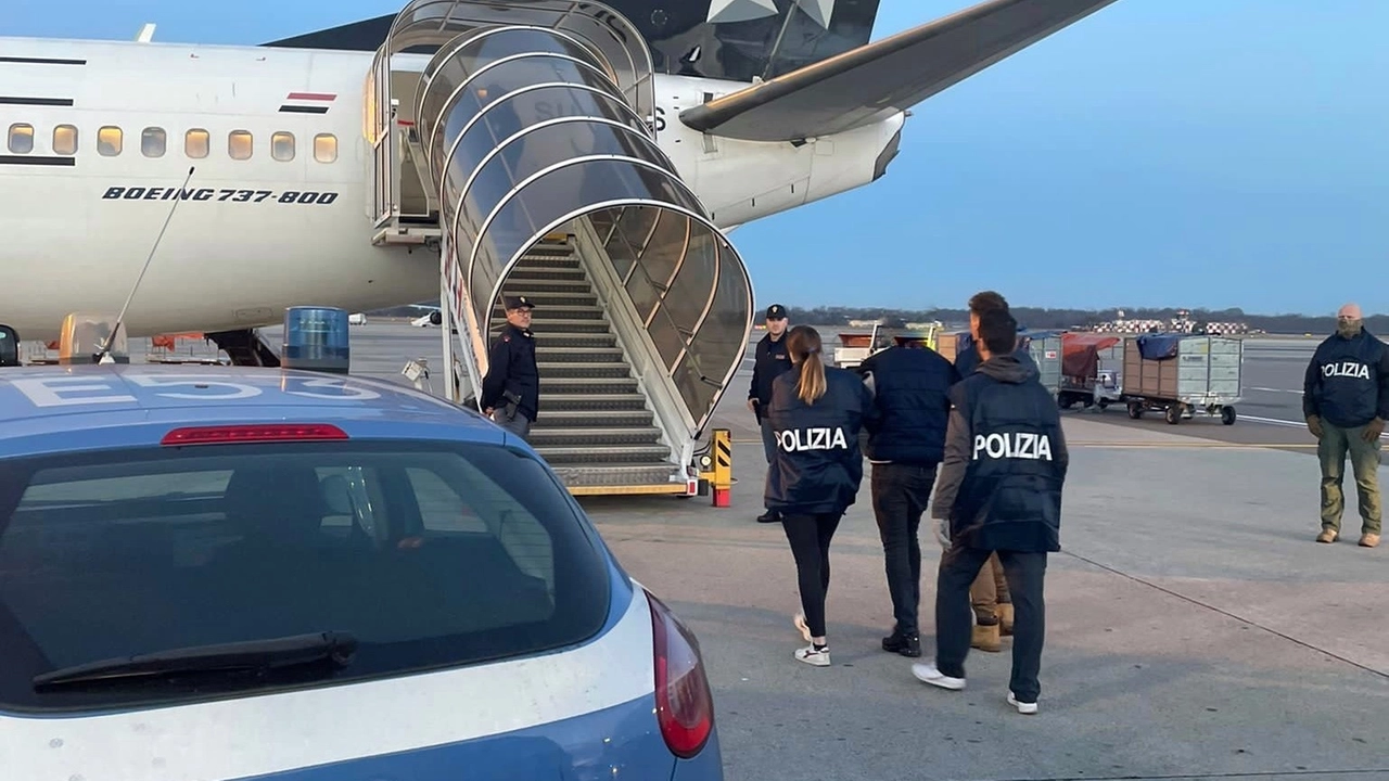 Milano, aggredì tre passanti urlando Allah Akbar: l’ex scafista sarà espulso in Egitto
