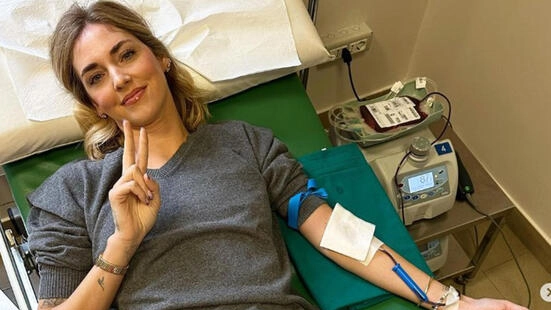 Chiara Ferragni, 36 anni e 28 milioni di follower sui social, mentre dona sangue