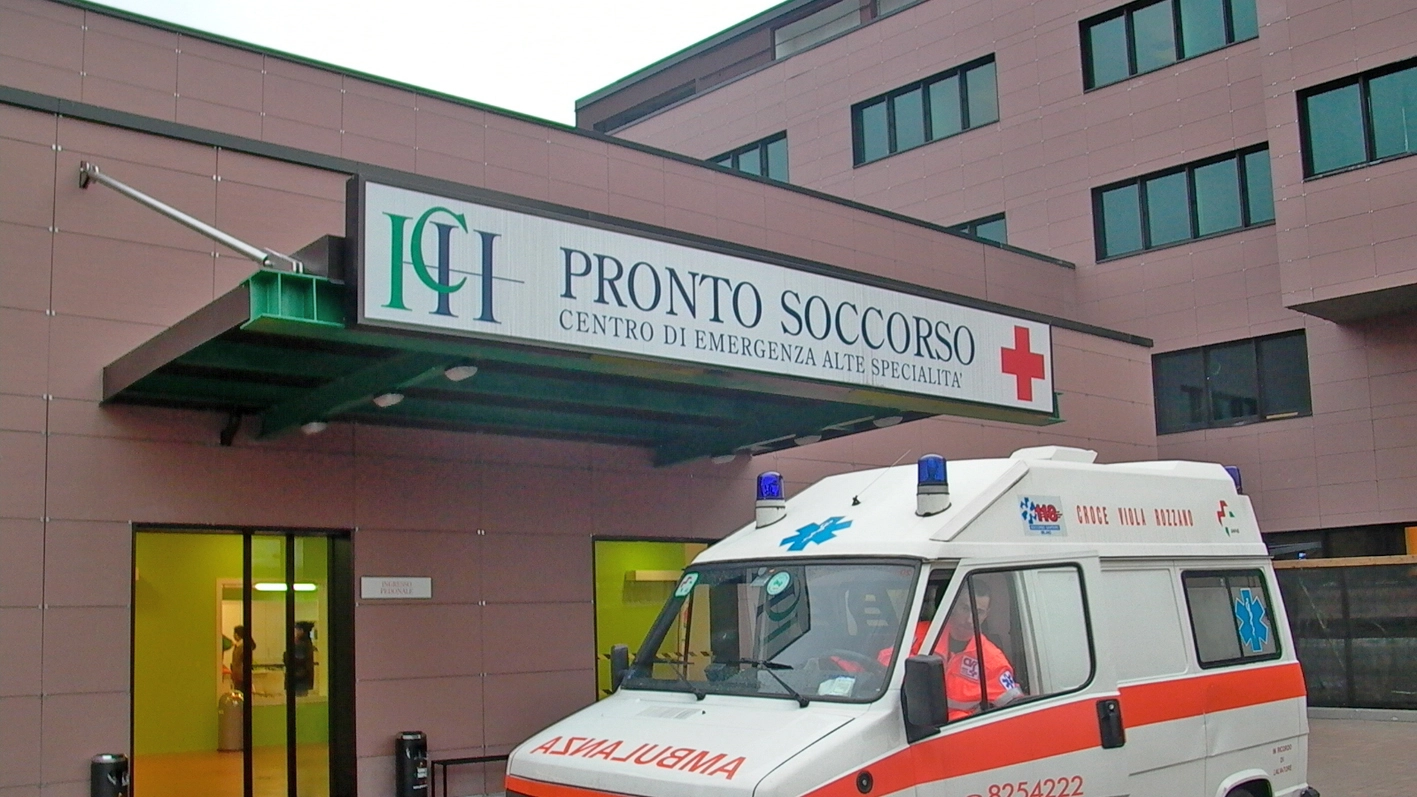 I carabinieri hanno portano all'ospedale il pezzo dell'orecchio staccato