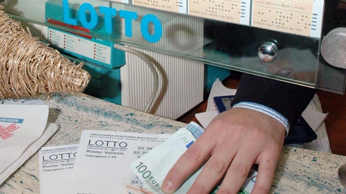 RUOTE Nei guai un bancario appassionato di scommesse al Lotto: è accusato di truffa (Foto d’archivio)