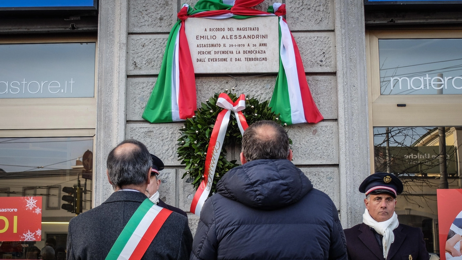 Di spalle il sindaco Sala e a destra il figlio di Emilio Alessandrini, Marco, davanti alla targa commemorativa tra viale Umbria e via Muratori