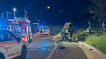 Incidente stradale a Monza, auto si schianta: grave una 18enne / VIDEO