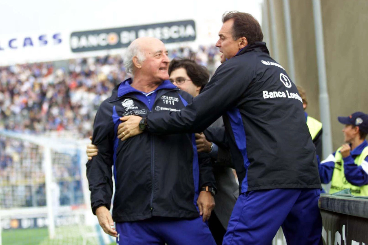 Iil vice allenatore Leonardo Menichini e il dirigente Cesare Zanibelli cercano di fermare la corsa di Carlo Mazzone senza successo