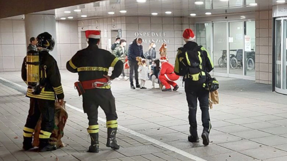 I vigili del fuoco Babbo Natale in ospedale a Lecco