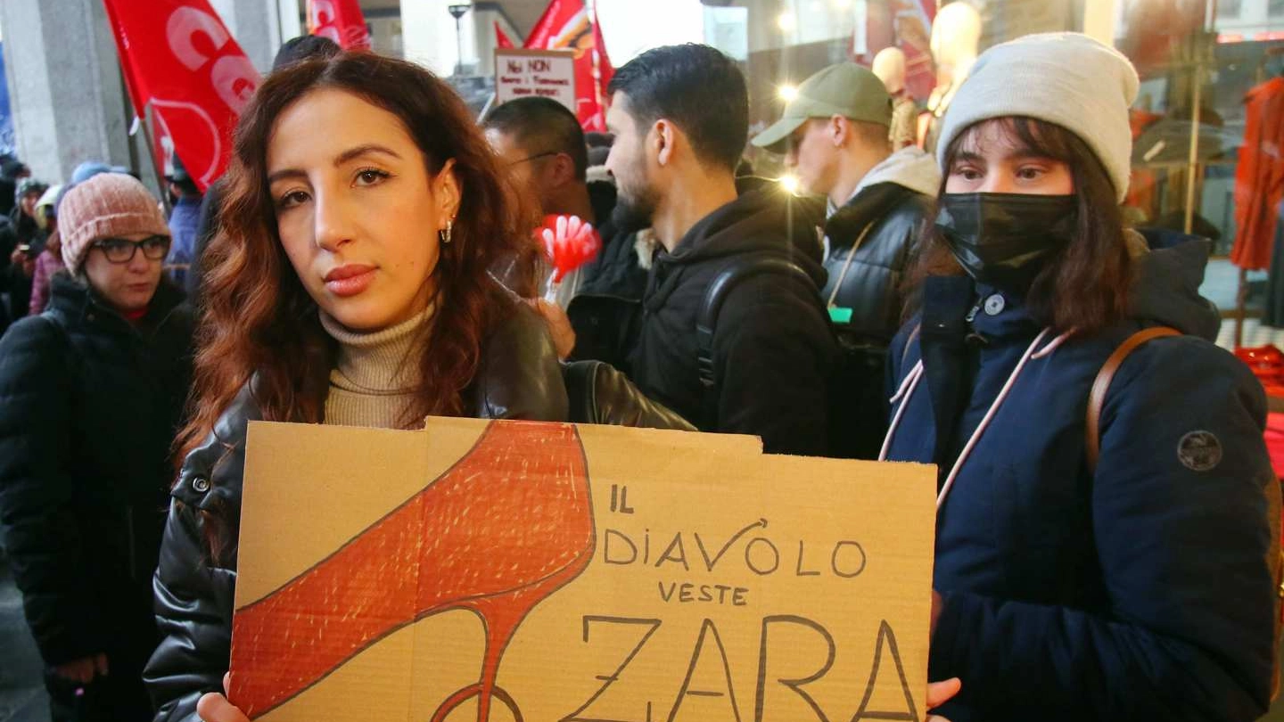 Uno dei cartelli della protesta contro Zara e Bershka in piazza San Babila