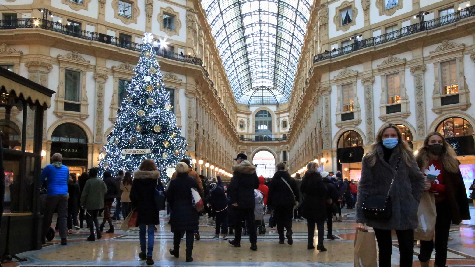 Covid, lo shopping natalizio resiste a Milano